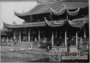大成殿及殿前的亭子（已毁），约摄于20世纪初（来源：UMC Digital Galleries）