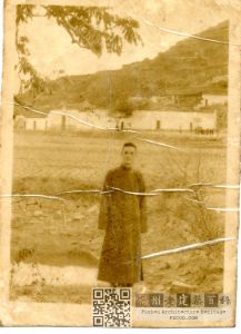 1930年代拍摄的闽侯尚干陶南书院。前立者林立坚，为当地地主（来源：子善提供）