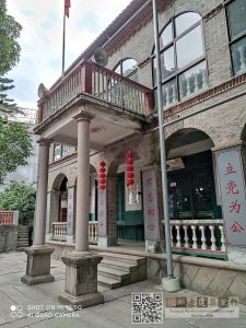 正面突出门廊（ABC摄于2020年11月）