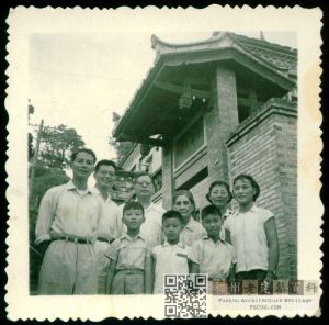1965年，主人李再祯一家在龙峰小筑门前合影（来源：林轶南收藏）