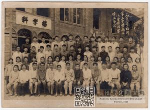 1966年福州第五中学高三（6）全体同学毕业留念，摄于科学楼（原“超五楼”）前（来源：林轶南收藏）