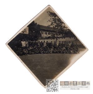 约1960-1970年代，福州第三中学的师生们在学校东围墙前合影，背景为福建省林业厅森林工业局大楼（来源：林轶南收藏）