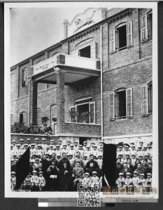 文虎楼前师生合影，约摄于1936年（来源：耶鲁大学神学院图书馆）