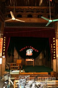 2007年7月拍摄的安民巷47号鄢家花厅内景，当时为七巷社区办公场所，搭有“老人闽剧演唱会”舞台（来源：林轶南摄于2007年7月）
