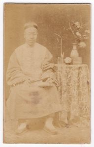 福州宜昌照相楼拍摄的卡片式肖像照（正面），约摄于1862-1864年间（来源：林轶南收藏）