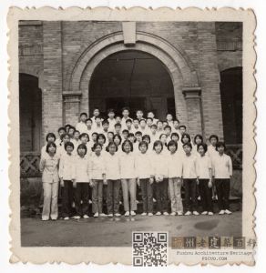 1970-1980年代，学生们在原三一学校高中部教学楼（时为福州九中教学楼）前留影（来源：林轶南收藏）