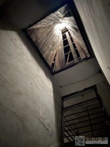 楼梯间上方的天井(几雨 摄于2022.2) 楼梯间上方的天井(几雨 摄于2022.2)