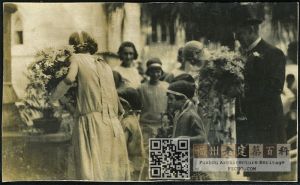 1924年10月21日，F.M.Walsham（海关税务司华善之女）与英国海军中校H.N.Lake在福州石厝教堂举行婚礼，伴郎伴娘们正在布置花卉（来源：林轶南收藏）