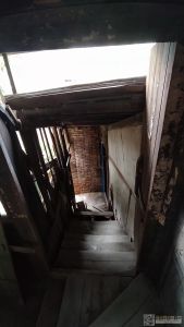 通往地下酒库的木质楼梯，现已腐朽，不可走动（虞别 2022）