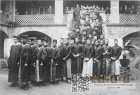 福建协和大学毕业生1919年合影，拍摄于青年会内部天井处。