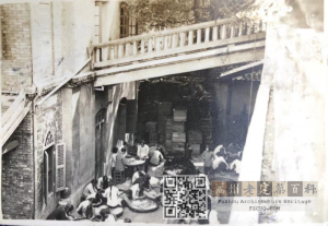 旧时福胜春茶厂北面的门楼与朝南的连接天桥的老照片，工人们正在拣茶。叶诚  翻拍（来源：福州晚报）