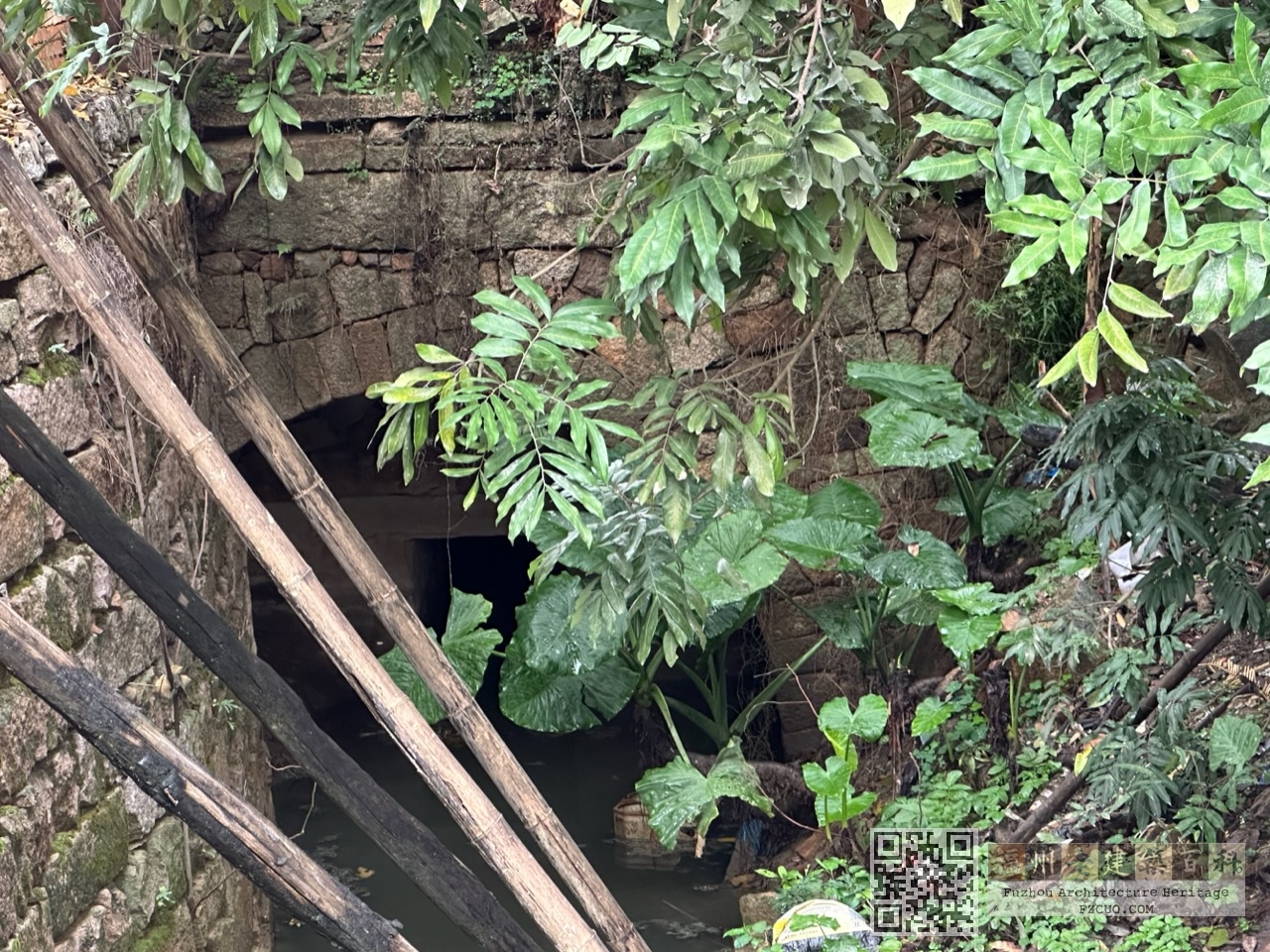 护龙桥南面，被埋在水泥路下方（几雨 摄于2023.1）