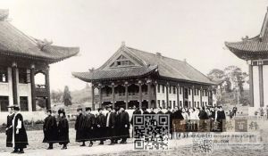 金陵女子文理学院。背景建筑为带外敞廊的“典型宿舍”（Typical Dormitory）。来源：Hellowed Halls： Protestant Colleges in Old China