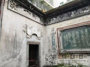 围墙上的题字灰塑装饰（伊倩拍摄）